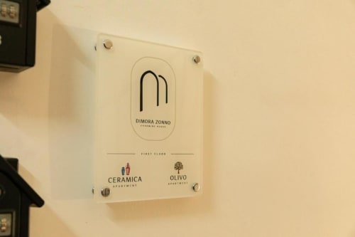Cartello directory del primo piano di Dimora Zonno con gli appartamenti Ceramica e Olivo presso l'hotel Mas Collection di Bari