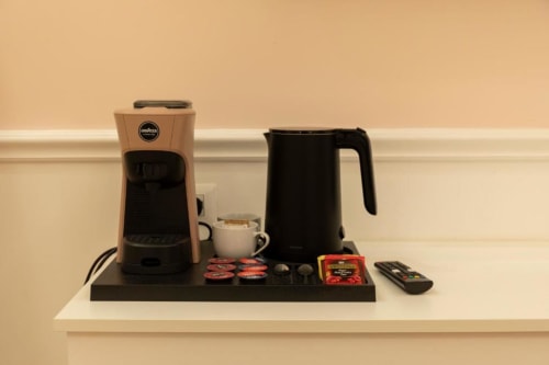 Angolo caffetteria con bollitore e accessori nella Pink Room della Mas Collection, Bari