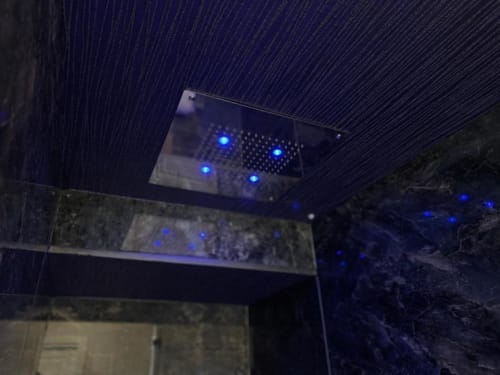 Luci LED moderne a soffitto nella collezione Mas di Bari, con illuminazione blu accento sulla vista della corte interna
