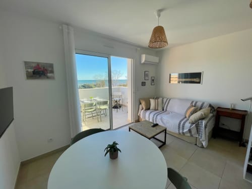 Appartamento 204 Marina di Bravone con vista mare, soggiorno arredato e balcone sulla spiaggia