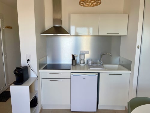 Moderna cucina in Camera 204 di Résidence Marina di Bravone, Linguizzetta con rivestimento e elettrodomestici in acciaio inossidabile