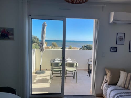 Balcone con vista sul mare presso la Résidence Marina di Bravone, Linguizzetta, con tavolo da pranzo e panorama spiaggia