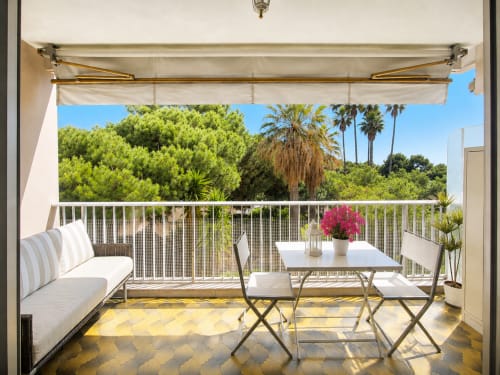 Balcon de l'appartement Dragonnière à Roquebrune-Cap Martin avec vue sur le jardin, salon et coin repas