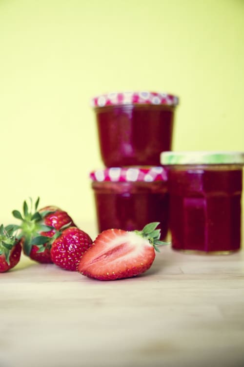Fraises fraîches et pots de confiture maison à la Maison d'Hôtes La Chabanaise, Marais Poitevin