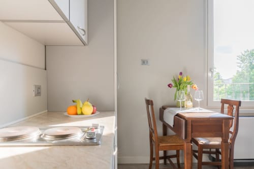 Cucina moderna e zona pranzo dell'hotel Prince Garda a Solarolo con fiori freschi e frutta