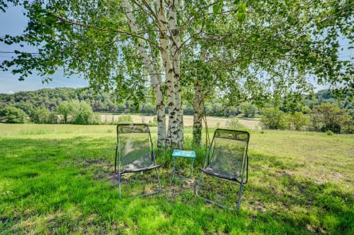Deux chaises de camping sous un bouleau avec vue sur la campagne au Domaine Bellavigne Gîtes et Spa, Forcalquier