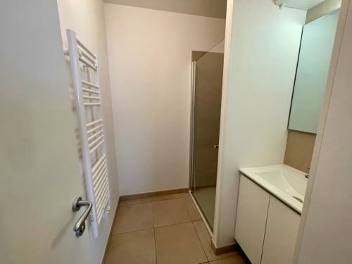 Bagno moderno nell'appartamento T3 di Résidence Marina di Bravone, Linguizzetta con lavabo bianco e scaldasalviette