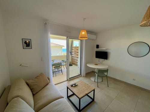 Soggiorno dell'appartamento Marina di Bravone con accesso a terrazza con vista mare a Linguizzetta, Corsica