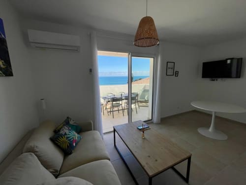 Appartement Marina di Bravone avec vue mer, salon et terrasse sur la Méditerranée, mobilier moderne