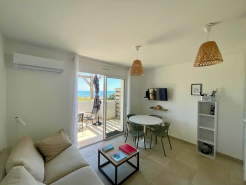 Moderno appartamento presso Résidence Marina di Bravone con vista mare, balcone, zona living e accesso alla spiaggia a Linguizzetta