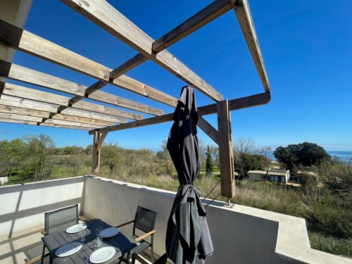 Terrazza panoramica con pergolato a Marina di Bravone, vista sulla costa corsa e il mare