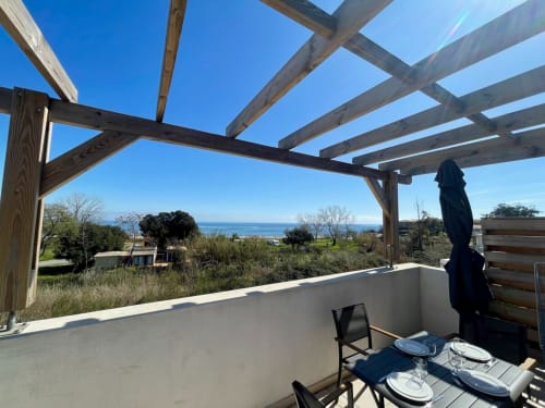 Terrazza fronte mare a Marina di Bravone con vista oceano, pergolato e zona pranzo a Linguizzetta