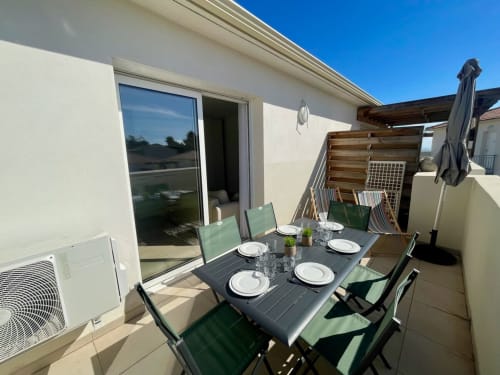 Rooftop terrace at Résidence Marina di Bravone with dining table, sea views, and beachfront access in Linguizzetta