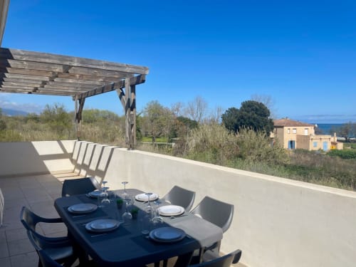 Cena in terrazza fronte mare a Marina di Bravone, Linguizzetta con vista sul mare, pergolato e tavoli preparati