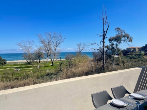 Vista mare dal balcone dell'appartamento di Marina di Bravone con spiaggia corsa, acqua cristallina e paesaggio costiero