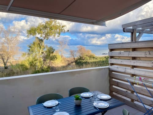 Balcon de l'appartement Marina di Bravone avec table à manger vue mer, Linguizzetta