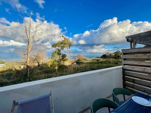 Terrasse d'appartement avec vue mer à Marina di Bravone à Linguizzetta, dominant la plage et la côte corse