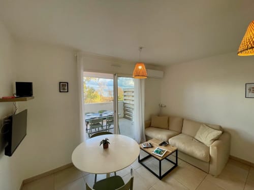 Appartement moderne à la Résidence Marina di Bravone avec vue mer, séjour, cuisine et balcon sur la côte corse