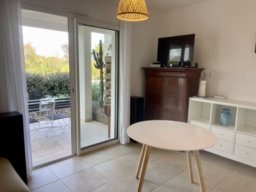 Accogliente appartamento T2 a Résidence Marina di Bravone, arredamento moderno, porta-finestra sulla terrazza, Corsica
