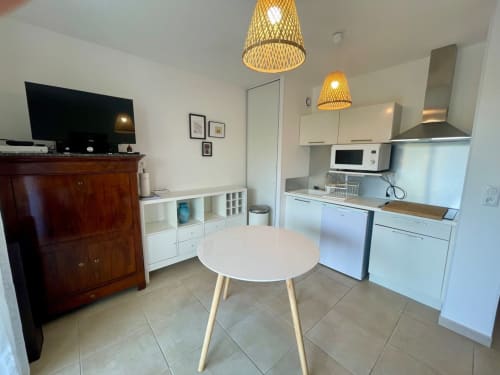 Accogliente appartamento T2 a Résidence Marina di Bravone a Linguizzetta con cucina moderna, tavolo da pranzo, TV e pavimenti in ceramica beige