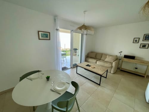 Beachfront T3 apartment at Résidence Marina di Bravone with open-plan dining and living area, coastal view