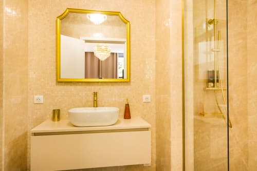 Lussuoso bagno dell'Hôtel Villa Martini con rivestimento in marmo, lavabo bianco, specchio dorato e doccia walk-in, Ajaccio