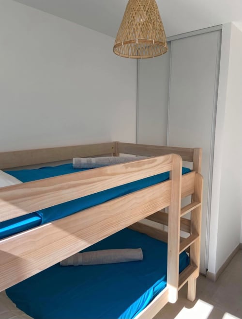 Lit superposé en bois naturel avec matelas bleus dans un appartement moderne à la Résidence Marina di Bravone, Linguizzetta