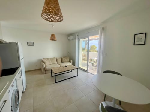Appartement moderne à la Résidence Marina di Bravone avec séjour ouvert, cuisine et accès à la terrasse à Linguizzetta