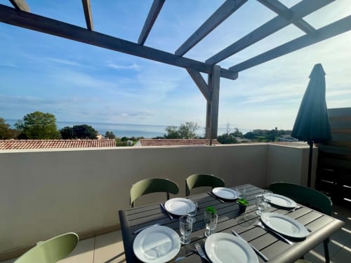 Terrasse sur le toit avec table à manger, vue sur la mer à Résidence Marina di Bravone, Corse