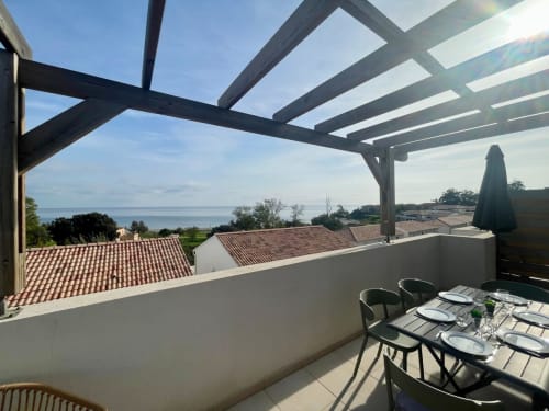 Terrasse panoramique avec vue sur la mer à Marina di Bravone, pergola et aménagement dînatoire face au littoral corse