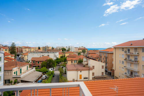Vista aerea di Varigotti con tetti in cotto, architettura mediterranea e vista mare a Finale Ligure, Italia