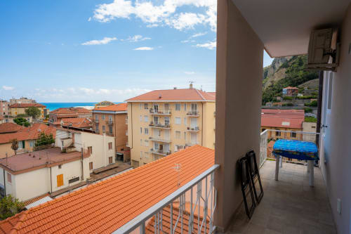Vista dal balcone di Varigotti con tetti in cotto, Mar Mediterraneo e montagne - Welcome Holiday apartment