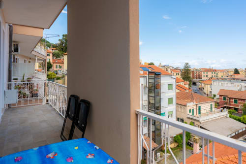 Vista dal balcone di Varigotti con tetti in terracotta e architettura mediterranea, appartamento Maestrale a Finale