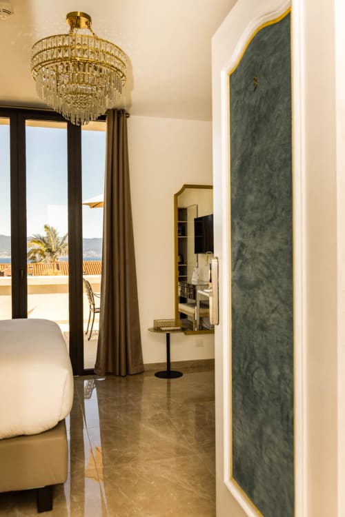 Camera di lusso all'Hôtel Villa Martini ad Ajaccio con lampadario in cristallo, terrazza con vista mare e dettagli in marmo nero