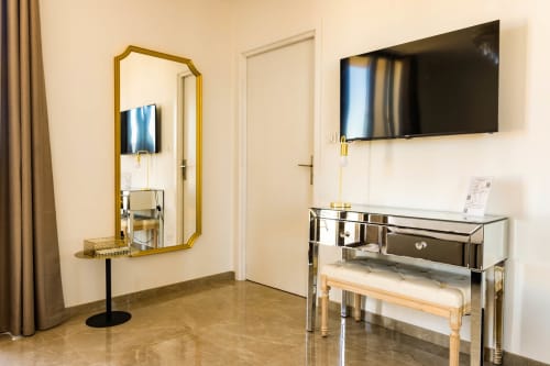 Camera deluxe all'Hôtel Villa Martini ad Ajaccio con toilette specchiata, TV a schermo piatto e arredi moderni