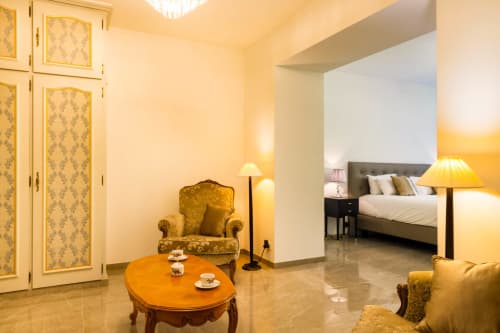 Zona soggiorno della Executive Suite presso l'Hôtel Villa Martini ad Ajaccio con arredi eleganti, pavimenti in marmo e vista sulla camera