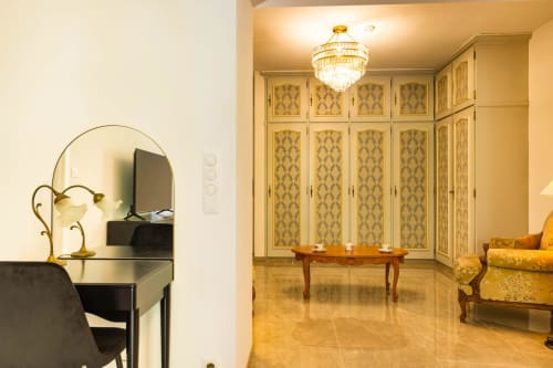Suite Esecutiva Hotel Villa Martini con elegante armadio crema, specchio da toeletta, pavimento in marmo e zona living
