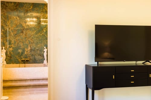 Moderna suite con televisore a schermo piatto e cassettone scuro presso l'Hôtel Villa Martini, Ajaccio, con vista sul giardino