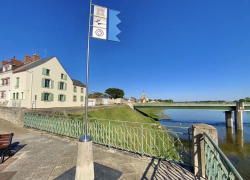 Gîte La Vue Loire, Ferienhaus am Loire-Ufer in Saint-Denis-de-l'Hôtel mit Flussblick und grünen Geländern