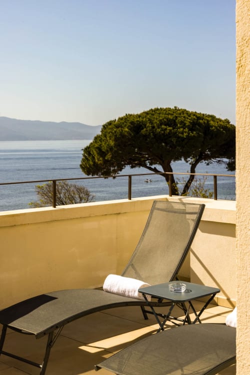 Terrazza privata con vista sul mare presso l'Hôtel Villa Martini, Ajaccio - sdraio affacciata sulle acque del Mediterraneo e pino marittimo