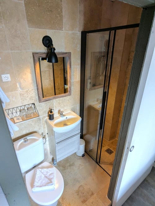 Salle de bain moderne avec toilettes, lavabo vasque et douche à l'italienne aux Maisons Delphine Le Cottage, Villers-sur-Mer