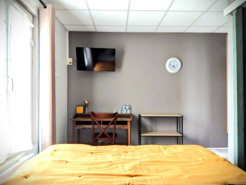Chambre double supérieure à Maisons Delphine Le Cottage à Villers-sur-Mer, avec literie jaune, bureau de travail et TV murale