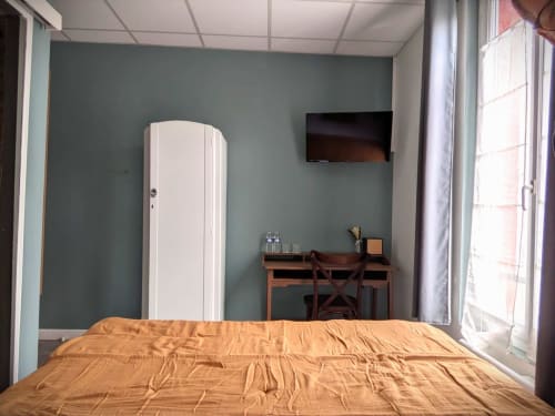 Chambre double supérieure à Maisons Delphine Le Cottage à Villers-sur-Mer avec lit, bureau, TV et armoire