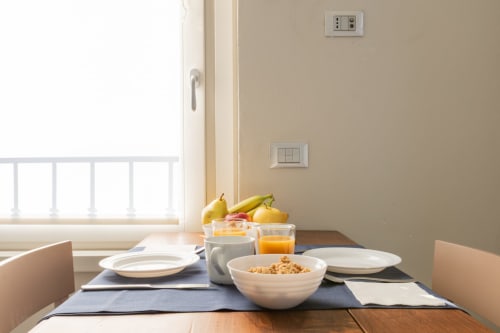 Tavolo colazione luminoso all'hotel Prince Garda di Solarolo con cereali, frutta fresca, succhi e coperto