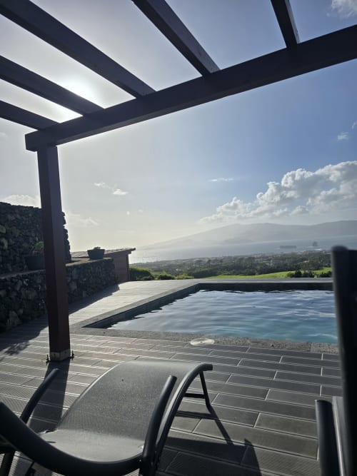 Piscina privada e pérgola da villa Casa da Pipas em Madalena com vistas panorâmicas do mar e da ilha do Faial