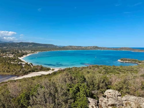 Baie turquoise avec plage de sable fin et forêt côtière près des Villas d'A Storia à Porto-Vecchio