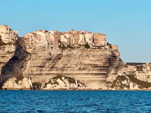 Le village perché de Porto-Vecchio aux bâtiments en terre cuite dominant spectaculairement les falaises calcaires de la Méditerranée