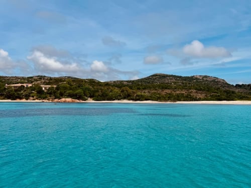 Eaux turquoise et plage de sable blanc aux Villas d'A Storia à Porto-Vecchio, Corse