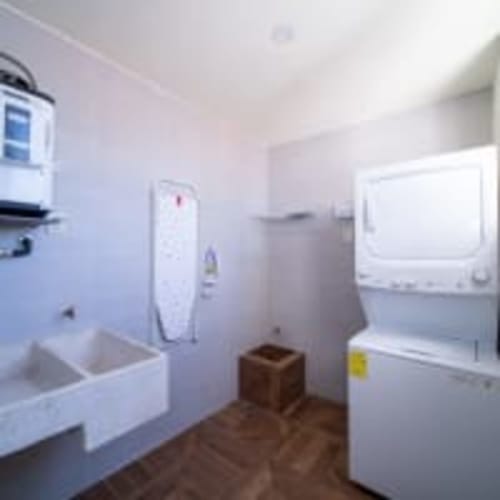 Lavandería en Apartamentos Posada Country, Guadalajara con lavadora, secadora y tabla de planchar