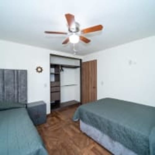 Habitación en Apartamentos Posada Country, Guadalajara, con ventilador de techo y armario